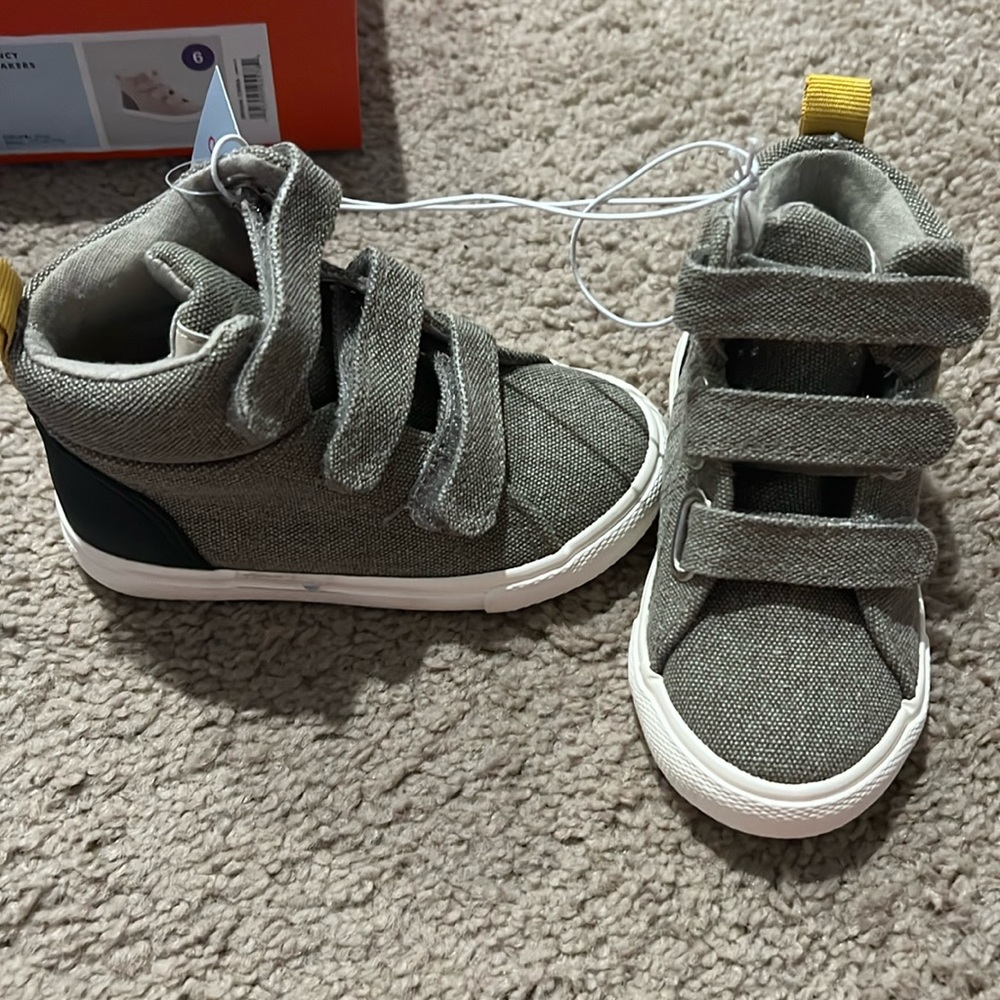 Cat and Jack Boys Sneakers Sz 6